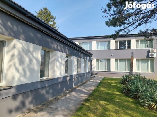 Eladó irodaépület, Baja