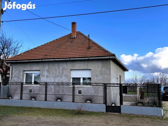 Eladó jászfényszarui családiház