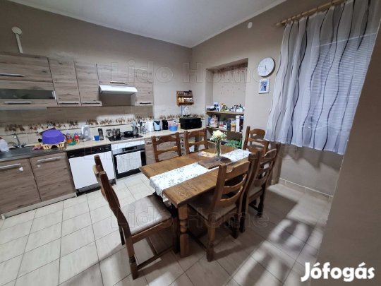 Eladó jó állapotú családi ház Lengyeltótiban, panorámás kilátással!