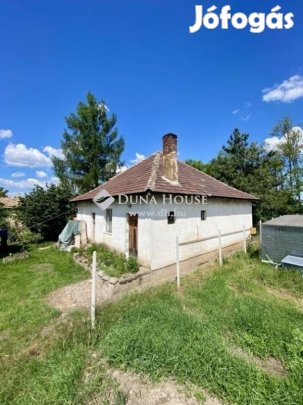 Eladó kádár-kocka ház dupla telken Besnyő