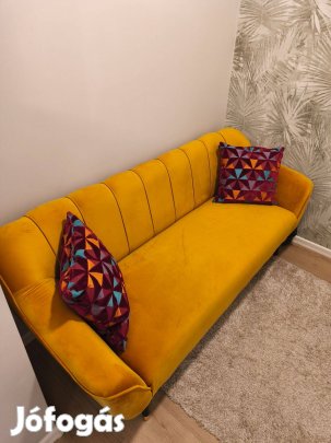 Eladó kanapé párnával együtt a mérete szélessége 180 cm ülő 50cm