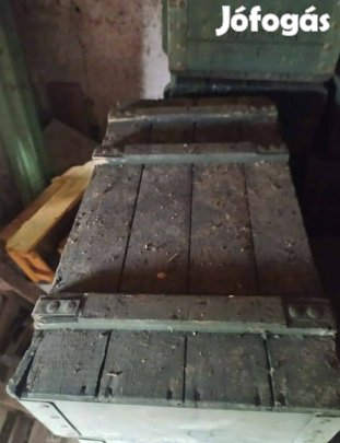 Eladó katonai ládák