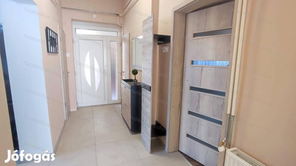 Eladó kertkapcsolatos, 3 szobás téglalakás Szolnokon!