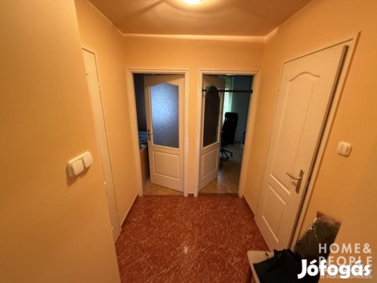Eladó kertkapcsolatos tégla lakás Szegeden!