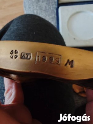 Eladó két darab emlékplakett.