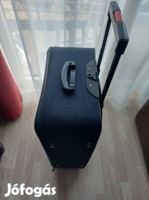 Eladó két megkímélt állapotú, alig használt, újszerű bőrönd