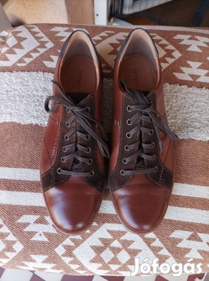Eladó két pár férfi cipő.