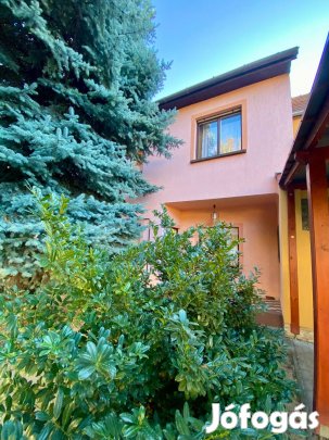 Eladó két szintes sorházi lakás Soltoncsendes, mégis központi helyen