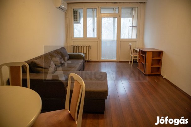 Eladó két szobás, erkélyes lakás, csendes környezetben!