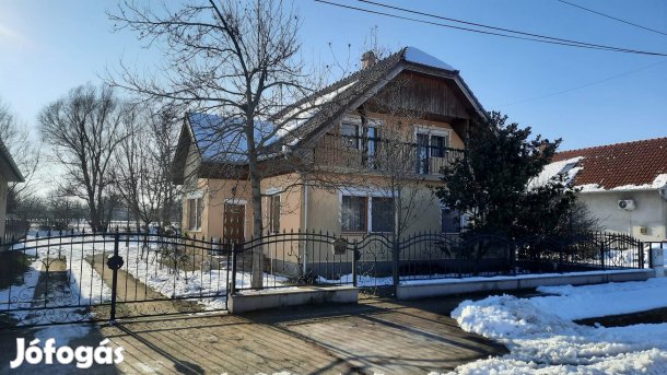 Eladó kétgenerációs családi ház Jászszentlászlón 