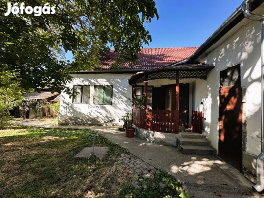 Eladó kétgenerációs otthon Bóly szívében