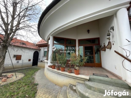 Eladó kétrendbeli családi ház, Kecskemét belvárosában