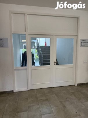 Eladó kétszárnyú fehér beltéri ajtó. Mérete: 258 x 281 cm