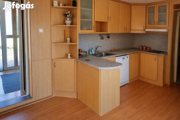 Eladó kétszintes családi ház Kispostavölgy tetőn!