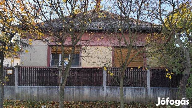Eladó kétszobás családi ház Hajdúdorog központi részén