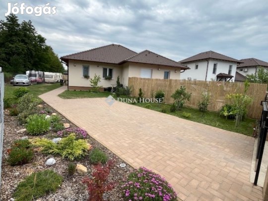 Eladó kis ékszerdoboz családi ház Vácrátóton