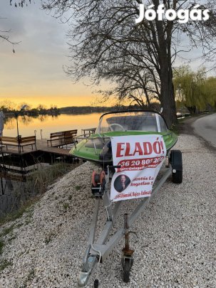Eladó kis hajó 20 LE-s motorral 