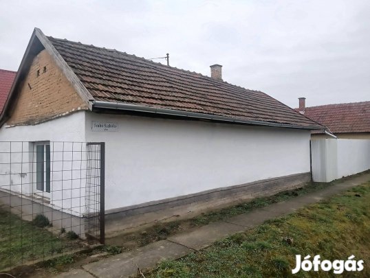 Eladó kis parasztház Jászjákóhalmán kiváló lehetőség!