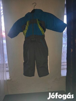 Eladó kisfiú overál