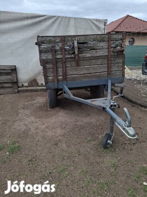 Eladó kistraktor utanfutó