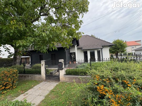 Eladó kiváló állapotú nappali + 2 szobás családi ház Tapolcán