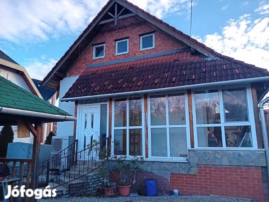 Eladó kiváló energetikájú ház Csopak csendes, balatonközeli utcájában