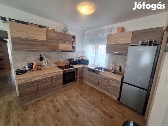 Eladó kiváló tulajdonságokkal rendelkező téglalakás, saját parkolóval