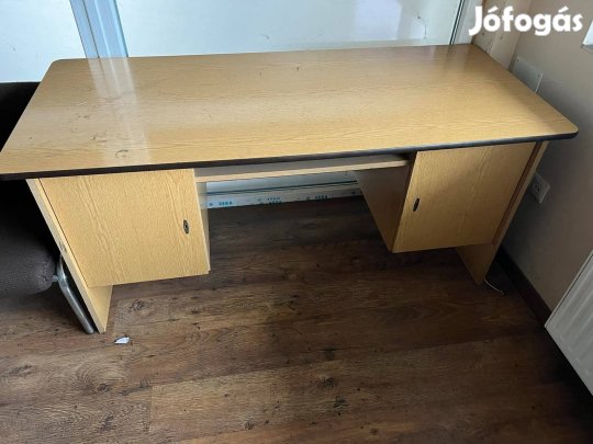 Eladó klasszikus iróasztal