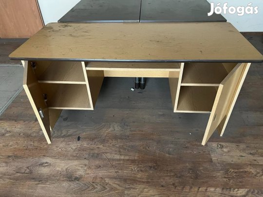 Eladó klasszikus íróíasztal