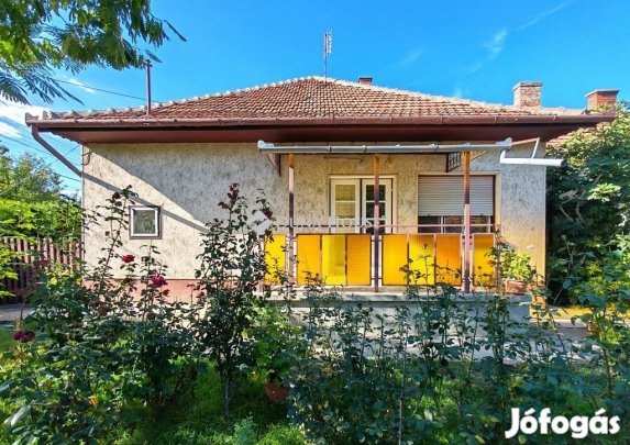 Eladó kockaház, Békés frekventált részén.
