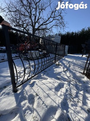 Eladó komplett kovácsoltvas teraszkorlát és ajtó szett egységes dizájn
