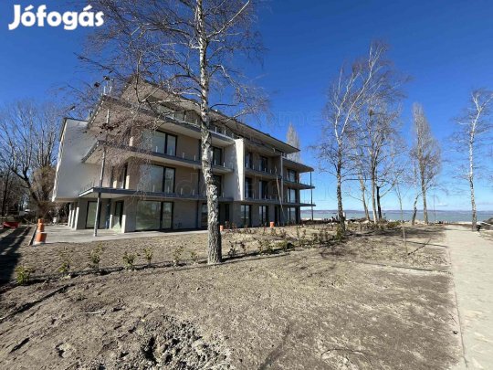 Eladó közvetlen vízparti prémium lakások Balatonszemesen!