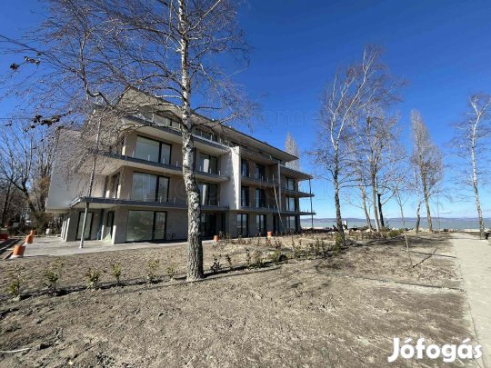 Eladó közvetlen vízparti prémium lakások Balatonszemesen!