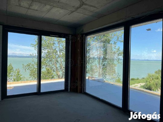 Eladó közvetlen vízparti prémium lakások Balatonszemesen!