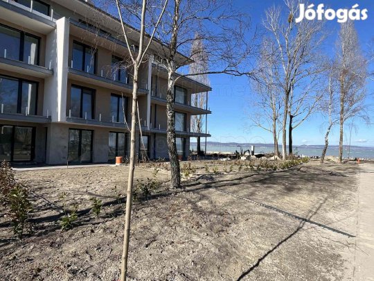 Eladó közvetlen vízparti prémium lakások Balatonszemesen!