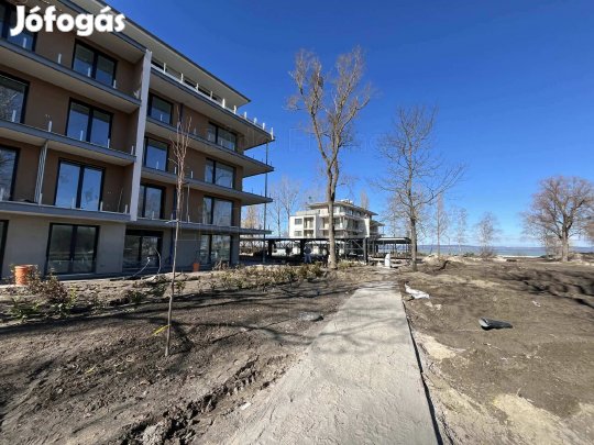 Eladó közvetlen vízparti prémium lakások Balatonszemesen!