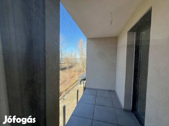 Eladó közvetlen vízparti prémium lakások Balatonszemesen!