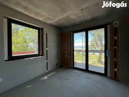 Eladó közvetlen vízparti prémium lakások Balatonszemesen!