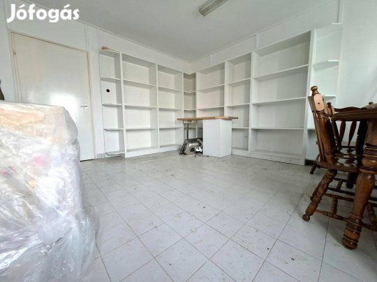 Eladó különálló üzlet Váton remek áron