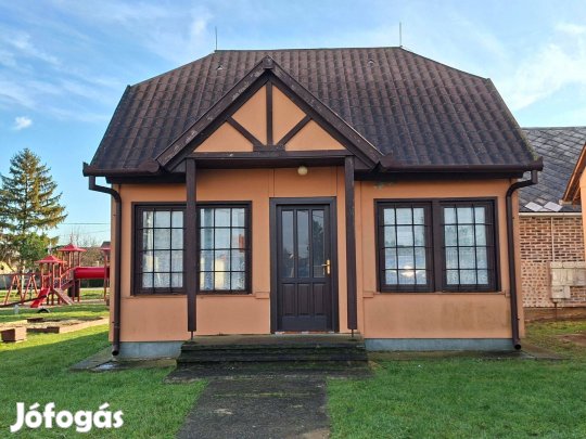 Eladó különálló üzlet Váton remek áron!