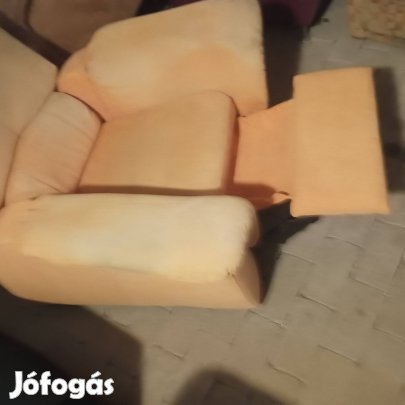 Eladó lábtartós fotel 