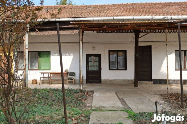 Eladó lakás Békéscsaba központjában csendes, udvari elhelyezkedéssel