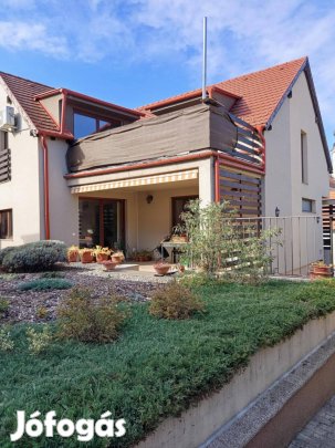 Eladó lakás Tata közkedvelt utcájában!