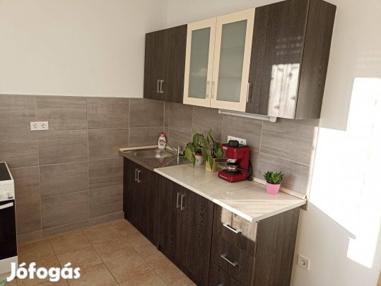 Eladó lakás Tatán - 1. emeleti, 1 szobás