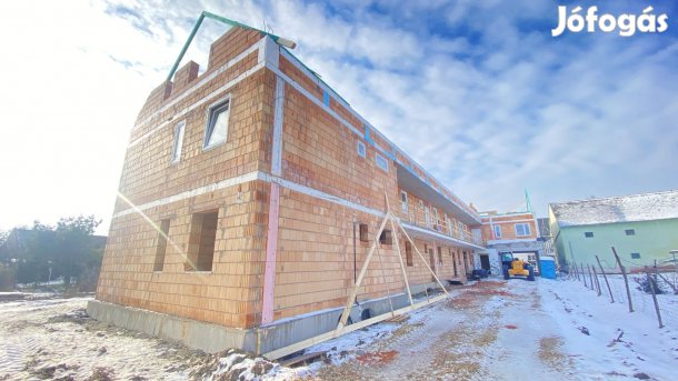 Eladó lakás, Csorna