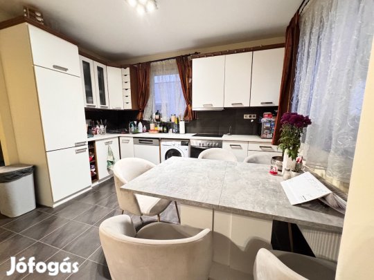 Eladó lakás, Győr