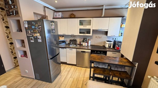 Eladó lakás a belváros peremén, felújított, szigetelt házban