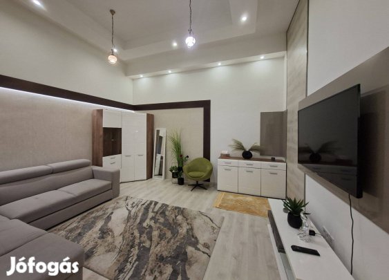 Eladó lakás a belvárosban, felújított, földszinti, polgári házban