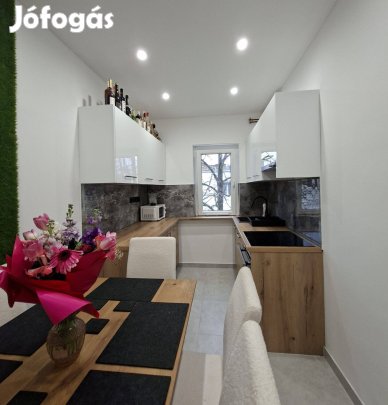Eladó lakás az Egyetem sugárúton, erkélyes, felújított