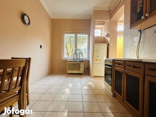 Eladó lakás fedett beállóval és tárolóval!